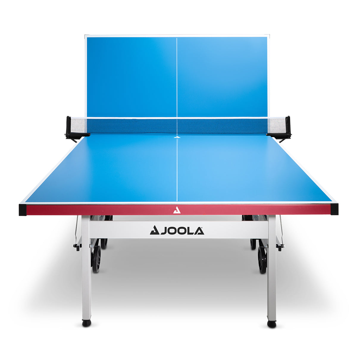 Blauer JOOLA Tischtennistisch mit Netz, Vorderansicht, eine Spielfeldhälfte hochgeklappt.