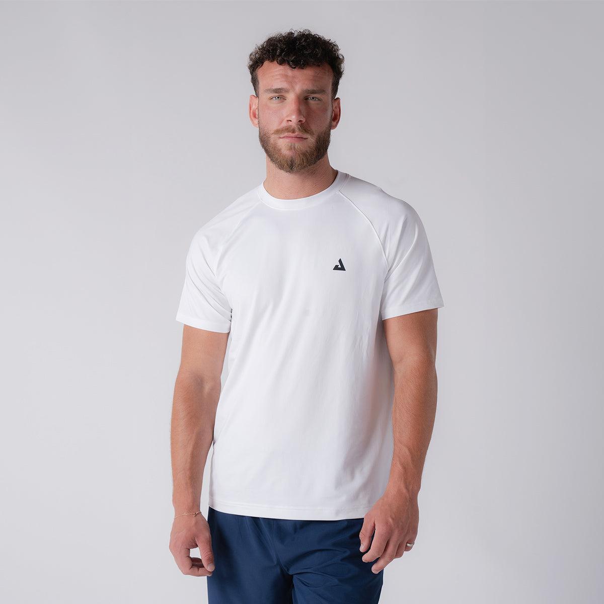 Mann trägt weißes, kurzärmeliges Sport-T-Shirt mit kleinem schwarzem Logo auf der Brust.