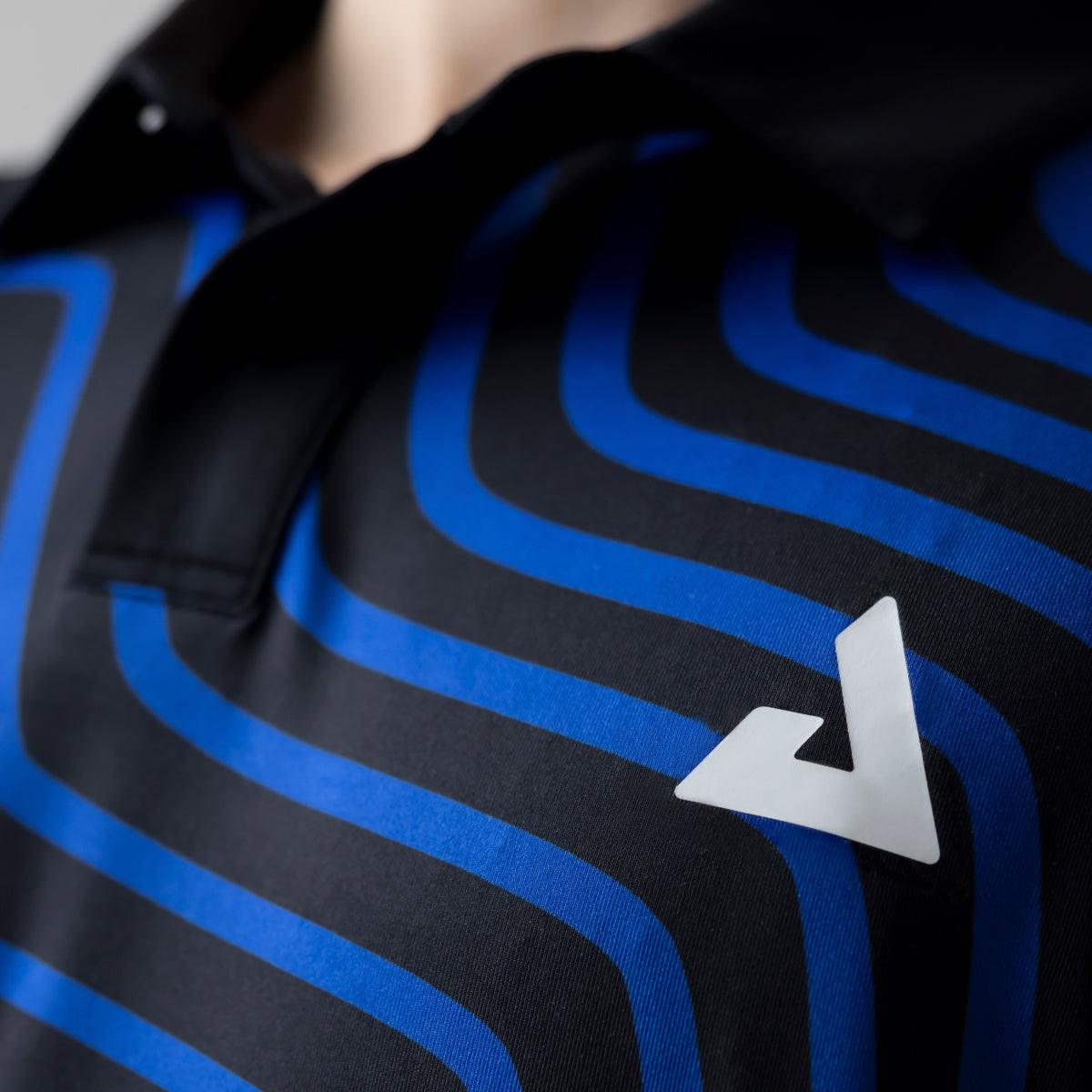 Nahaufnahme eines schwarzen Poloshirts mit blauen, geschwungenen Streifen und weißem Logo auf der Brust.