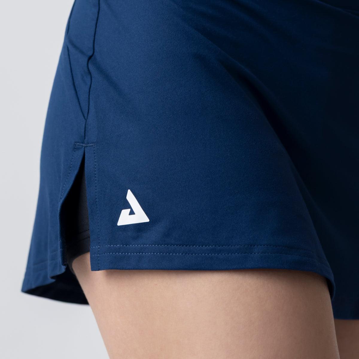 Dunkelblaue Sportshorts mit seitlichem Schlitz und weißem Logo auf dem Bein.