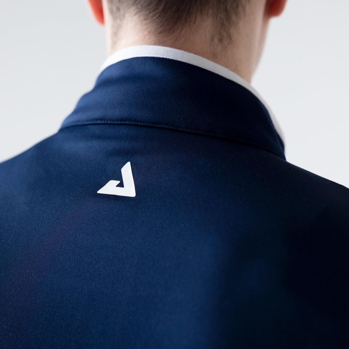 Rückansicht eines dunkelblauen Kleidungsstücks mit weißem Logo am Kragen.