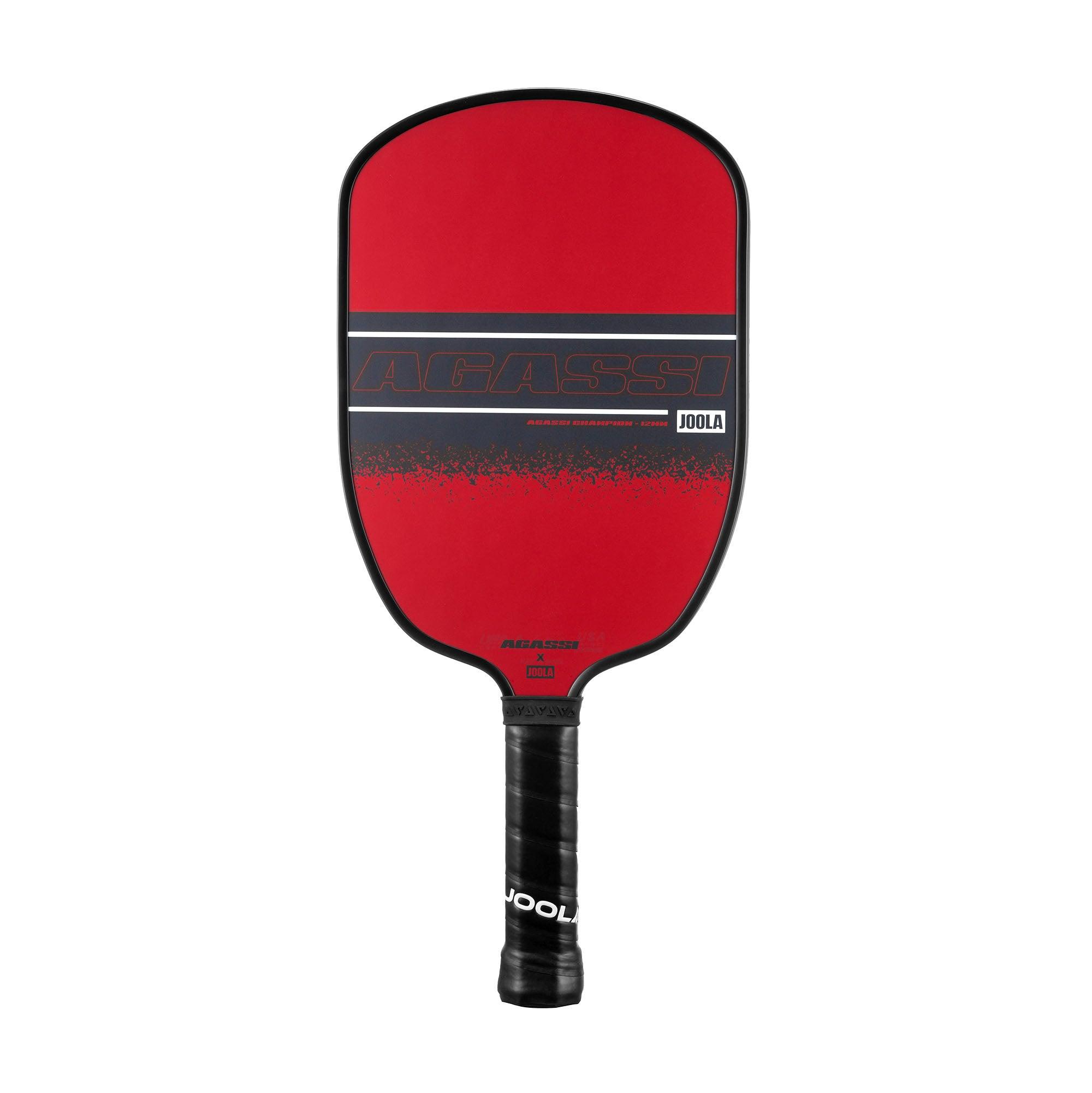 Rotes Pickleball-Schlägerblatt mit schwarzem Griff und Aufschrift "AGASSI" und "JOOLA".